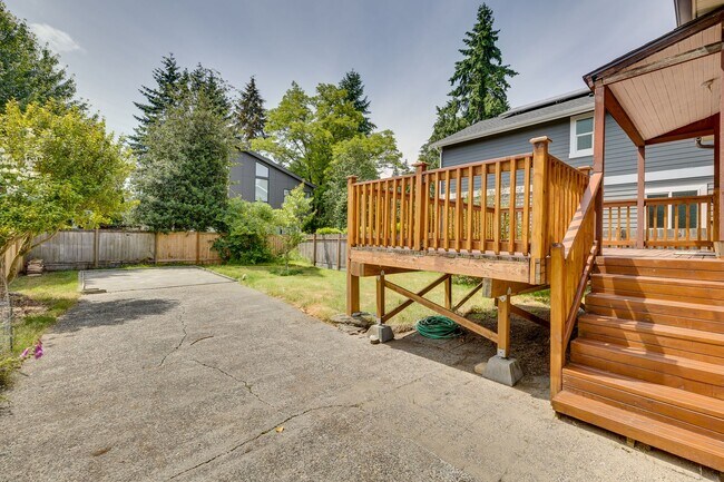 Building Photo - Adorable Wedgewood 4 Bedroom Available Now!