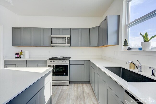 Building Photo - 9480 White Tail Dr