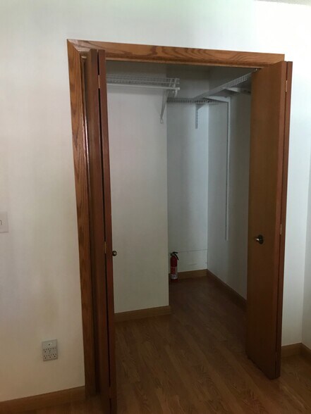 Walk-in closet bedroom - 2902 Shadow Creek Dr