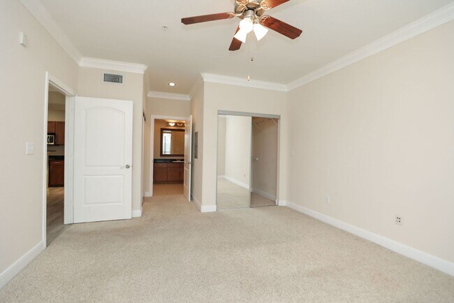 Building Photo - For Lease | 1 Bed, 1 Bath | 832 Sq Ft | Su...