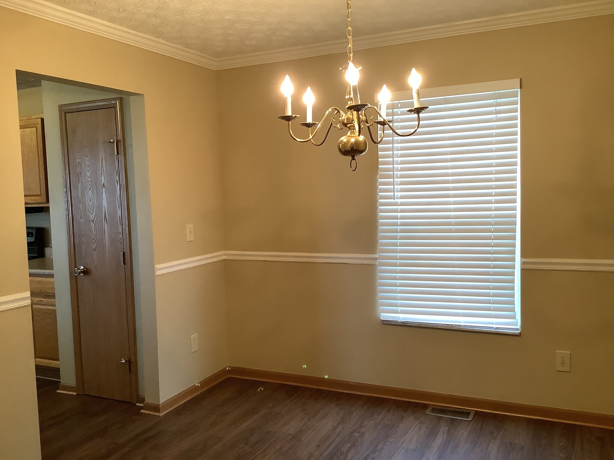 Building Photo - 452 Crestmoore Dr