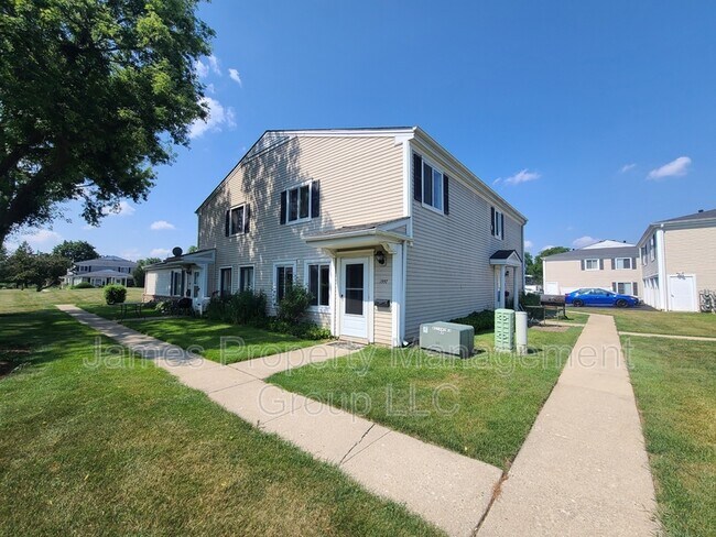 Primary Photo - 1557 Quaker Ln