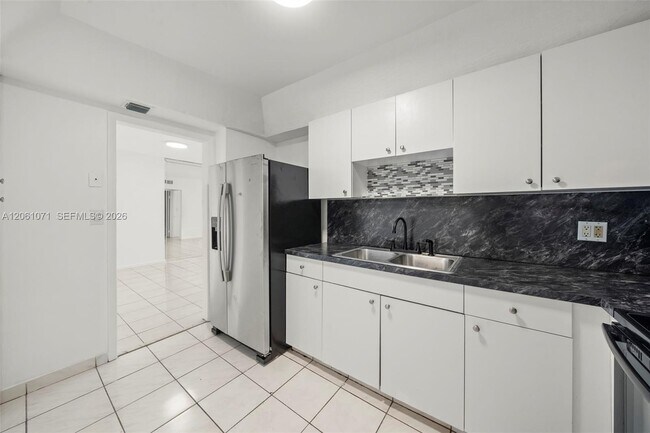 Building Photo - 400 Kings Point Dr