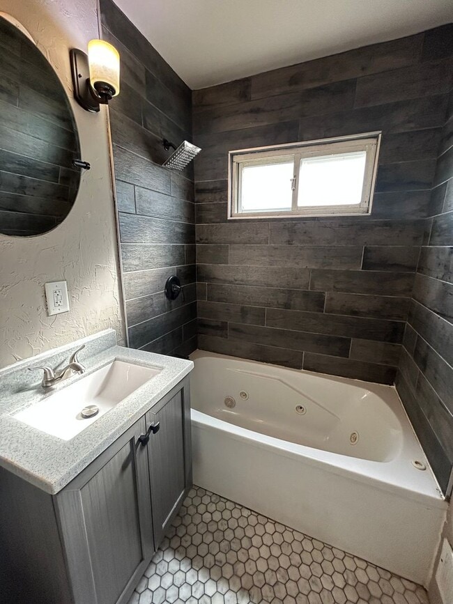 Building Photo - COZY HOME LOCATED CLOSE TO EVERYTHING!