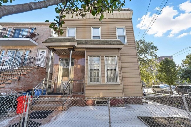 Primary Photo - 525 7th St