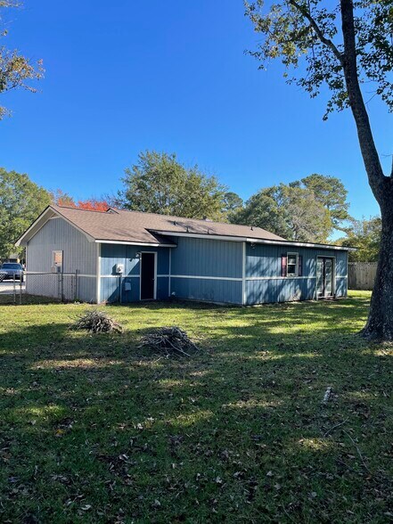 Building Photo - 506 Creekwood Cir