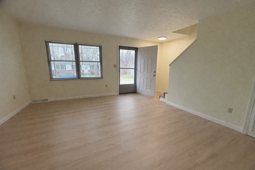 Building Photo - 526 Broadway Ave