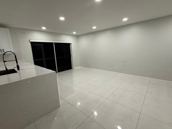 Building Photo - 2461 SW 82nd Ave