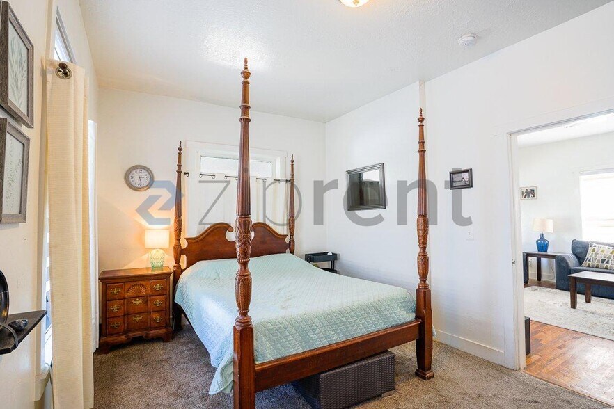 Building Photo - Unit A