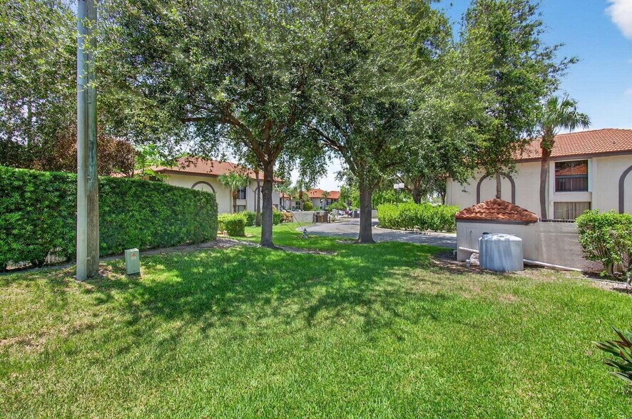 Building Photo - 400 Club Cir