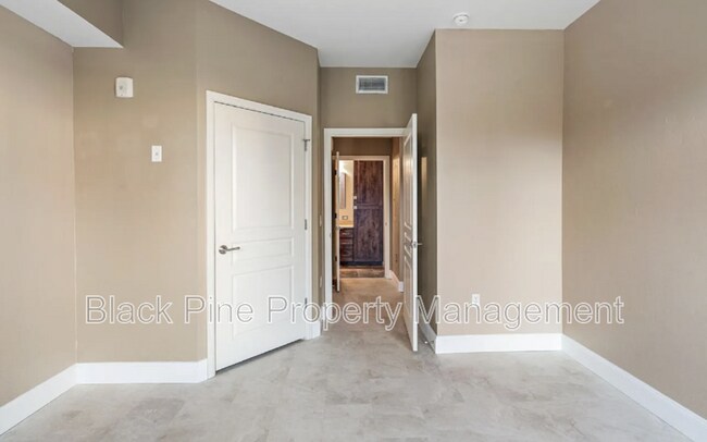 Building Photo - 323 W Jefferson St