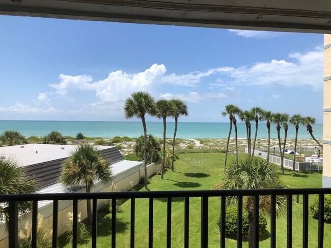 Building Photo - Beautiful MacArthur Beach