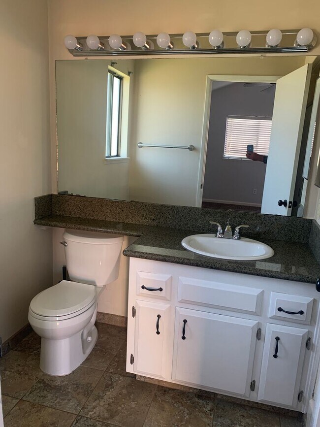 Building Photo - Clean 3 Bedroom / 2 Bathroom House in Sout...