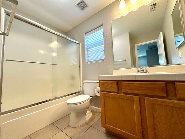 Building Photo - Beautiful 3 Bedroom Located in Roseville Strada Community!