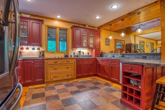 Building Photo - 34 Mirror Lake Dr