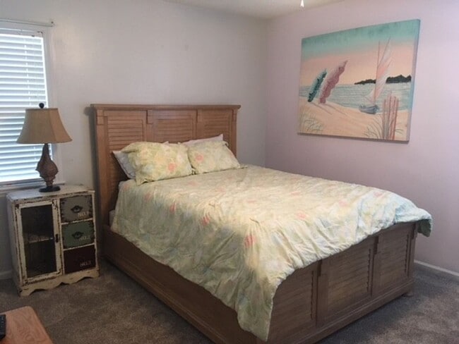 Building Photo - 422 Holly St