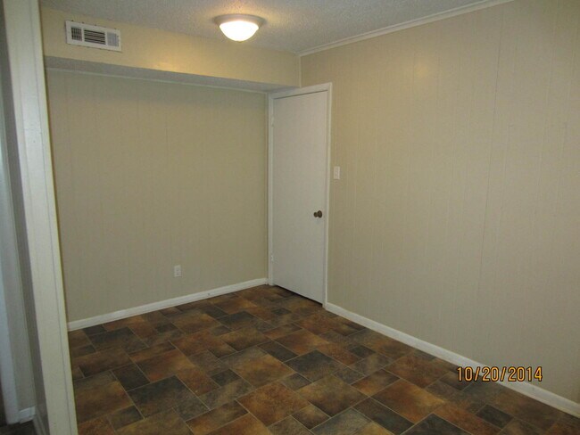 Building Photo - 900 Greenwood Dr