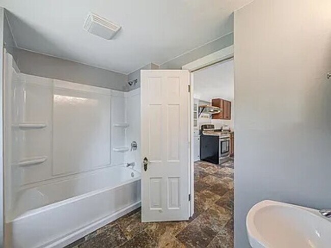 Building Photo - 2 Bed, 1 Bath Single Family Home