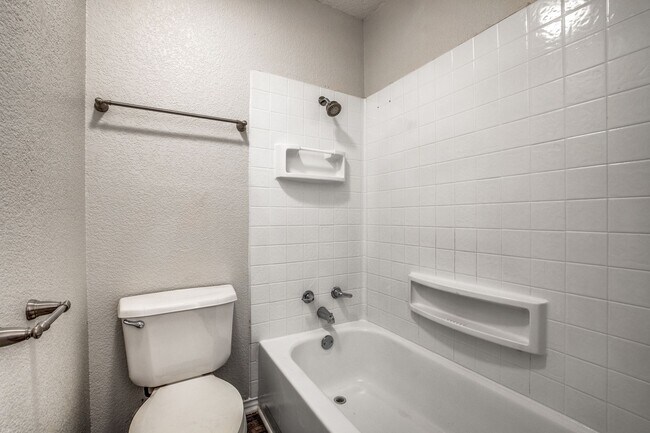 Building Photo - Updated 3BD with Granite Counters