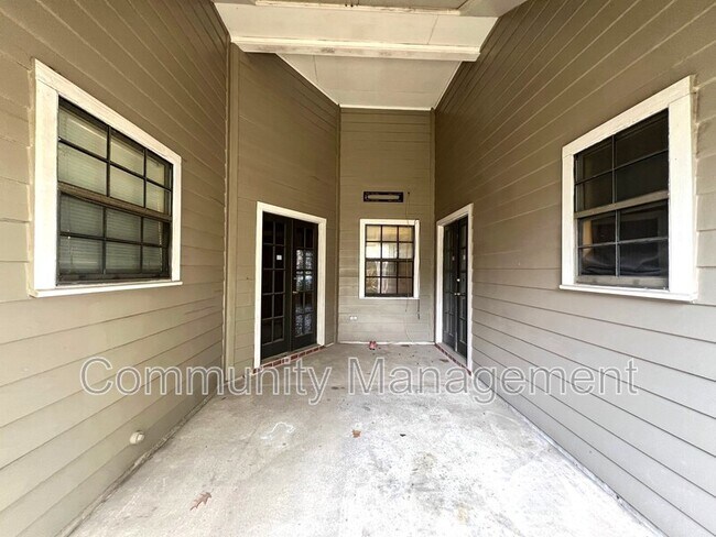 Building Photo - 9868 Kinglet Dr