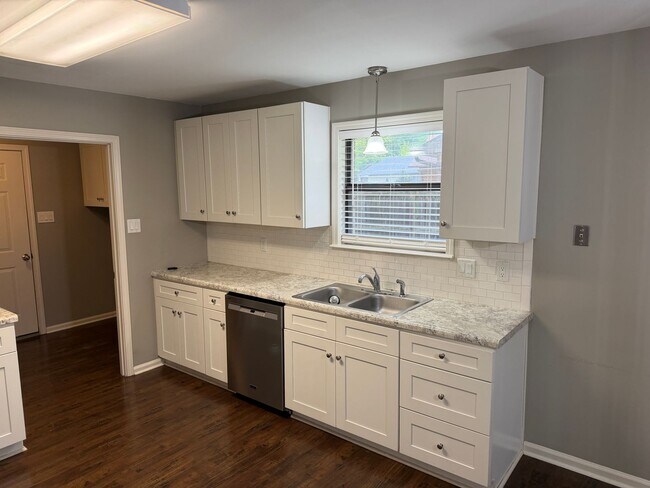 Building Photo - 2 S Hampton Cove