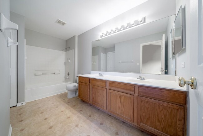 Building Photo - Beautiful 3 Bedroom 2 Bath Home in Lake in the Hills!