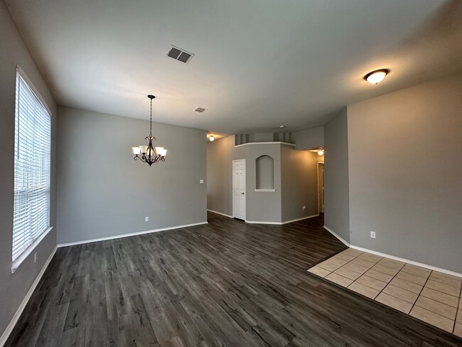 Building Photo - Gorgeous 4 bedroom with tons of Family space!