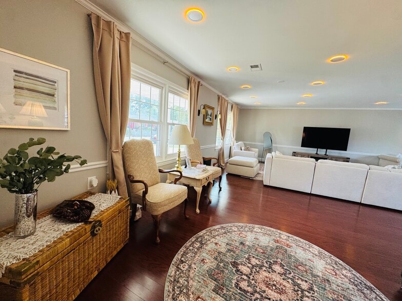 Building Photo - 1105 E Holly Ave