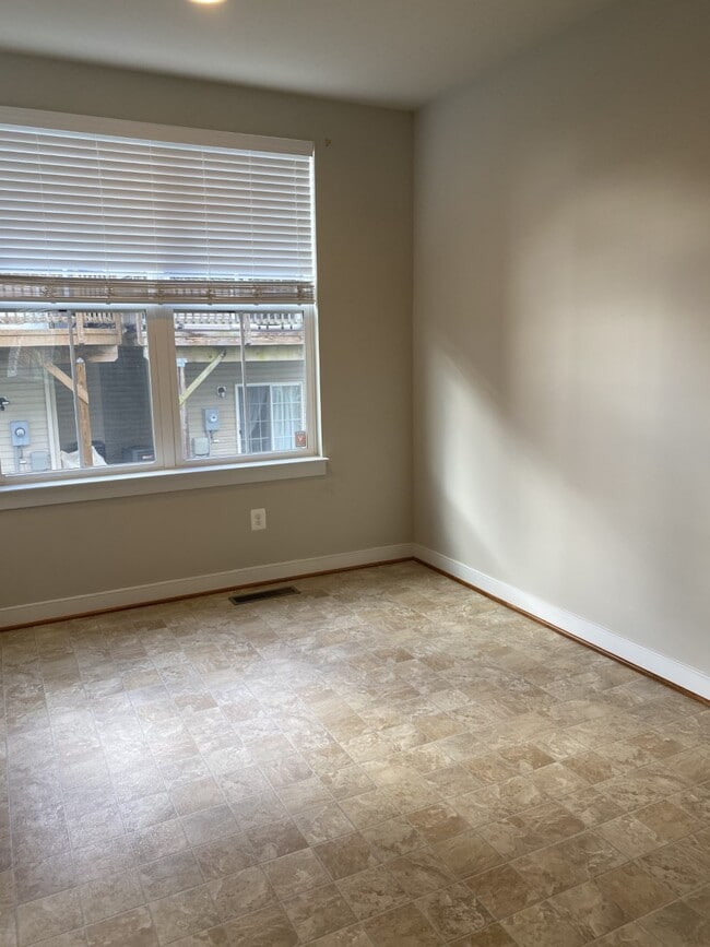 Building Photo - 202 Shamrock Dr