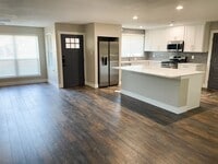 Building Photo - 4 bdrm, 2 bath - NEWLY Remodeled