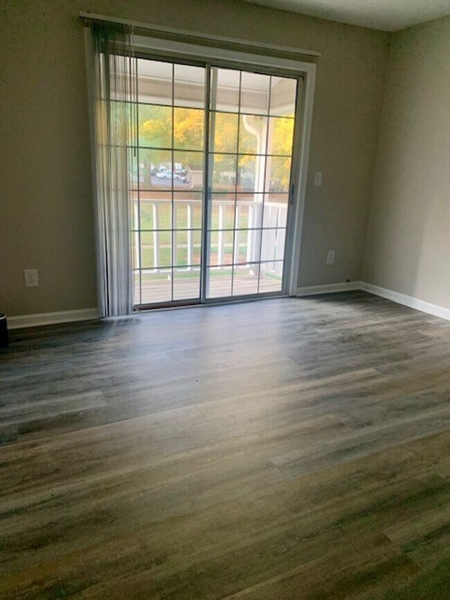 Building Photo - Adorable 2 bedroom 1 bath Condominium in Charlestown Square