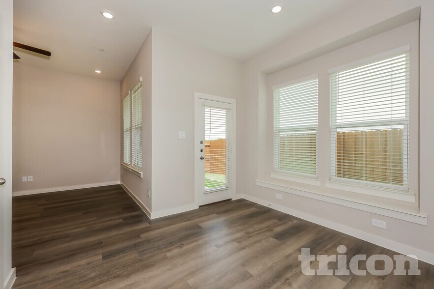 Building Photo - 301 Lincoln Cir