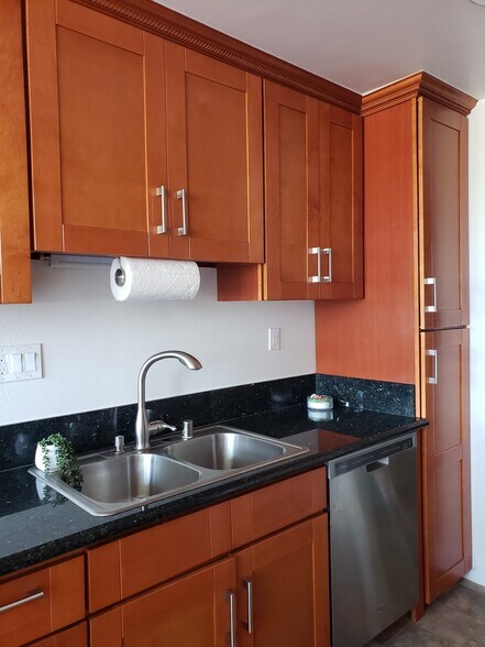 Building Photo - 6050 Canterbury Dr