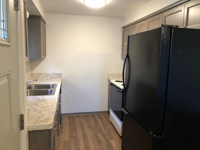 Building Photo - Cozy Condo on the Westside!