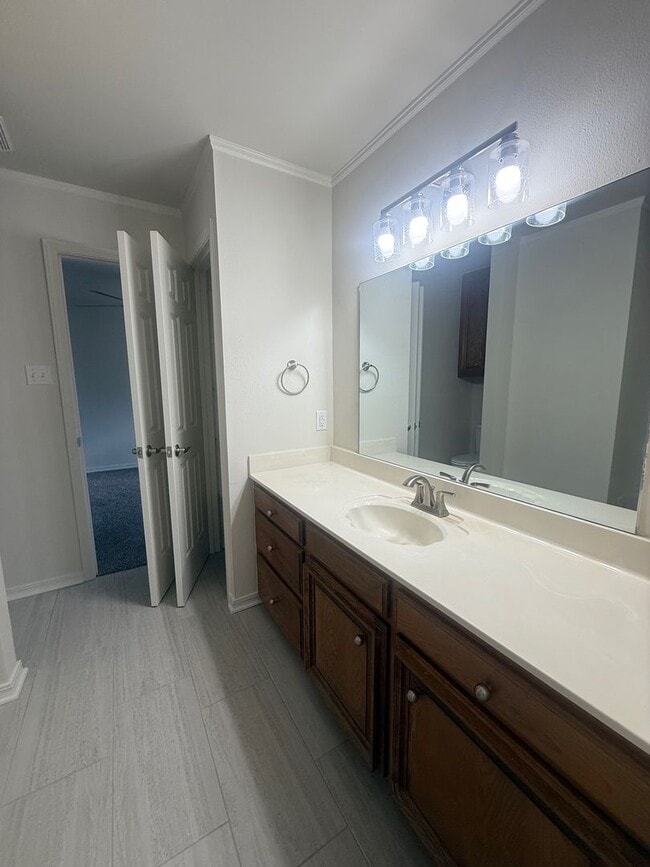 Building Photo - Garden Home