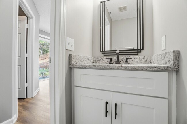 Building Photo - 2 Bedroom End Unit Townhome in University Heights!