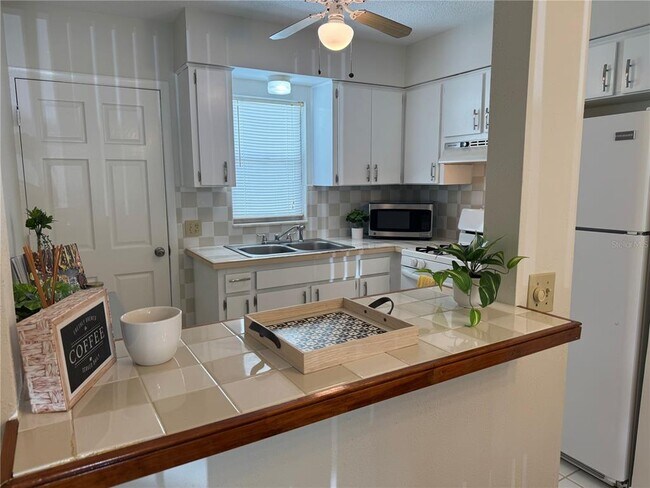 Building Photo - 5107 Park Lake Dr