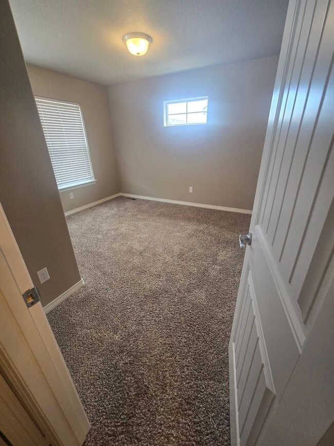 Building Photo - 2421 Ridge Top Dr