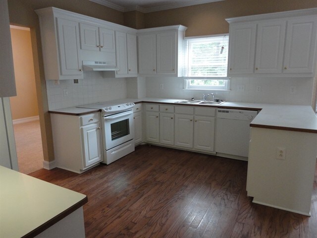 Building Photo - 623 Chesterfield Dr