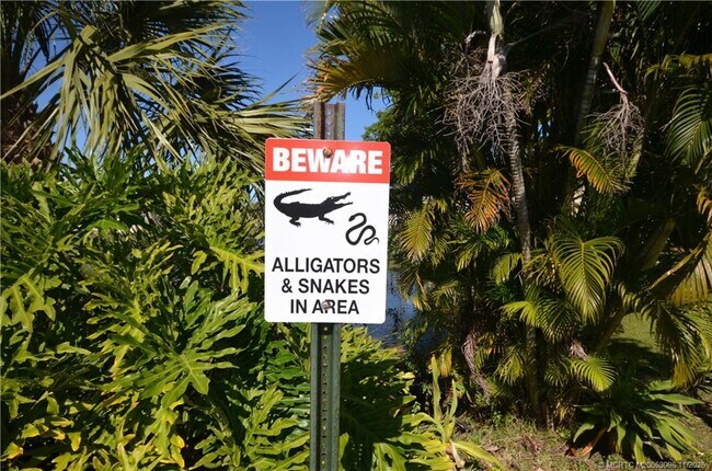 Building Photo - 1566 SE Royal Green Cir