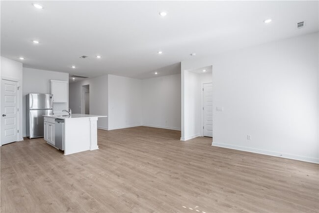 Building Photo - 103 S Maroon Ave