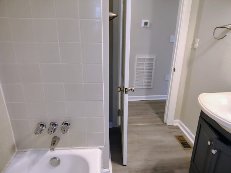 Building Photo - Room in House on Glory St