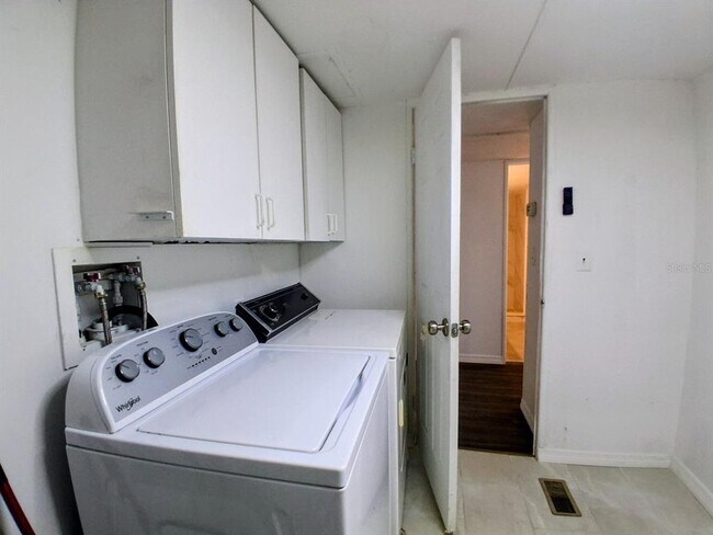 Building Photo - 15215 Vine St