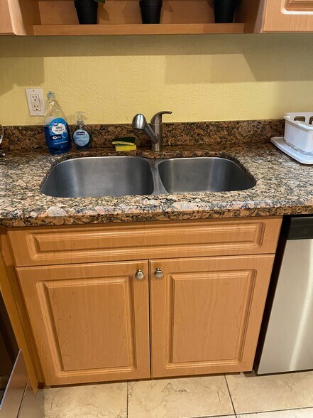 Kitchen - 5005 Collins Ave