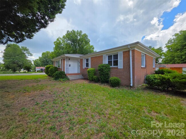 Building Photo - 1310 Oakwood Ave