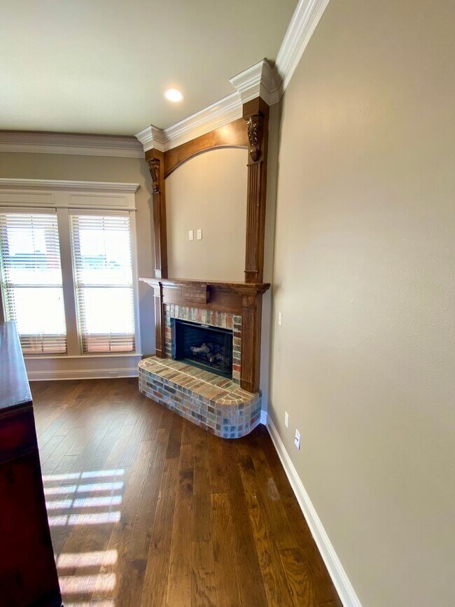 Building Photo - ** AVAILABLE JUNE 1ST ** STUNNING 4/3.5 IN...