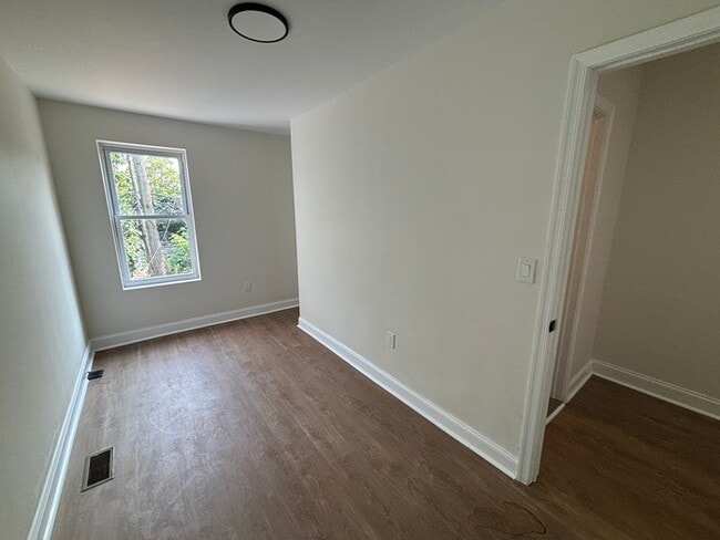 Building Photo - Rehabbed 4 bedroom Townhome