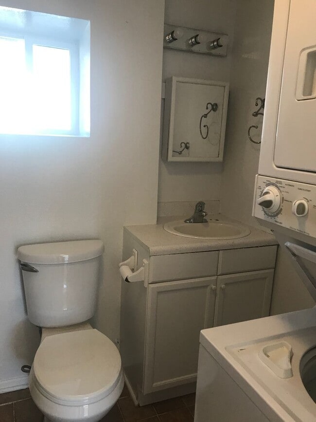 Building Photo - For Rent: Charming 2 Bed 1 Bath Home in th...