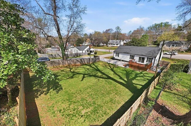 Building Photo - Contemporary Elegance Meets Greenville Convenience