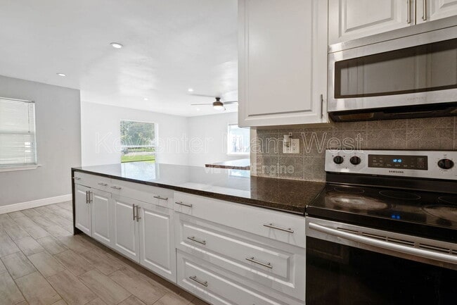 Building Photo - 826 SW 14th St